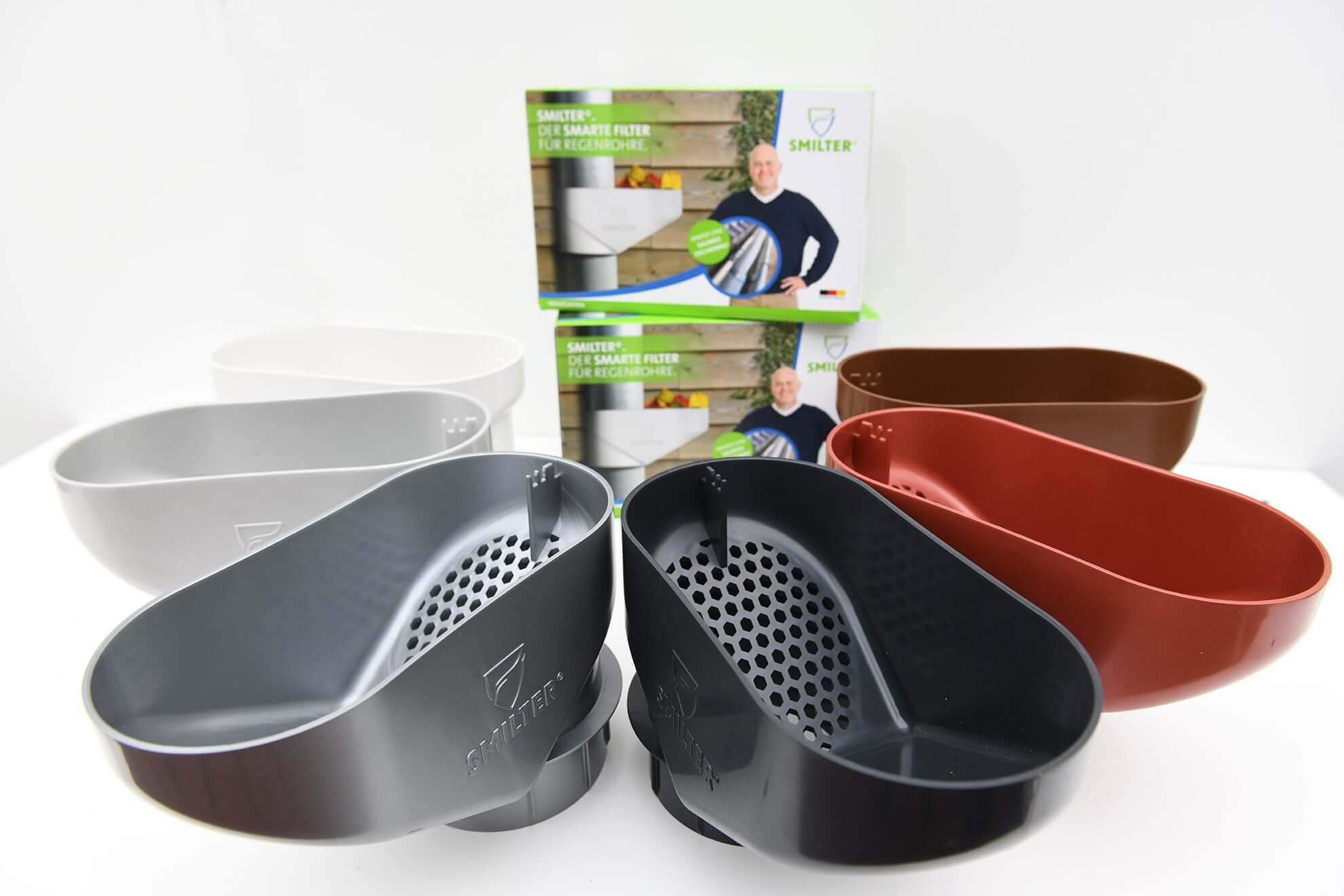 Das Bild zeigt die 6 verschiedenen Farben in denen der SMILTER Laubschutz erhältlich ist und die zu allen Materialien passen.